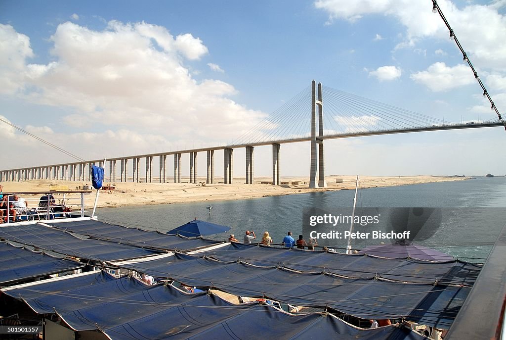 Blick vom Kreuzfahrtschiff MS "Astoria" auf Sueskanal-Brücke (Friedensbrücke), Suez-