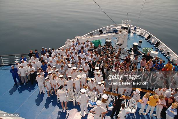 Besatzung vom Kreuzfahrtschiff MS "Astoria" mit Vadym Grytsyuk , Larry Jackson , Luxusliner, Schiff, Gruppe, Gruppenfoto, Team, Crew, Flaggen,...