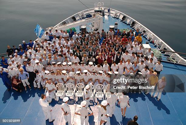 Besatzung vom Kreuzfahrtschiff MS "Astoria" mit Vadym Grytsyuk , Larry Jackson , Luxusliner, Schiff, Gruppe, Gruppenfoto, Team, Crew, Flaggen,...