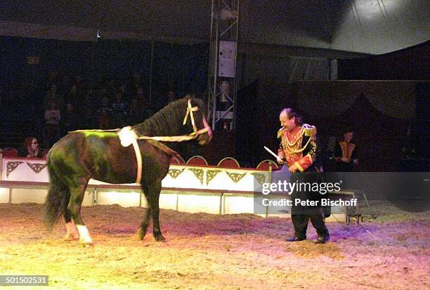 Zirkus-Direktor Klaus Köhler , Show "Circus Belly" - "Stars of Cinema", Weserpark, Bremen, Deutschland, Europa, Auftritt, Manege, Circuszelt, Tier,...