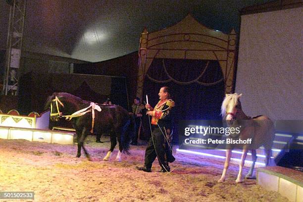 Zirkus-Direktor Klaus Köhler , Show "Circus Belly" - "Stars of Cinema", Weserpark, Bremen, Deutschland, Europa, Auftritt, Manege, Circuszelt, Tier,...