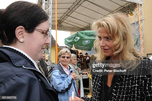 Ursula Gottwald mit Fan, Fan-Tag, BR-Daily-Serie "Dahoam is Dahoam", TV-Dorf "Lansing", Dachau, Bayern, Deutschland, Europa, Schauspielerin, Promi...