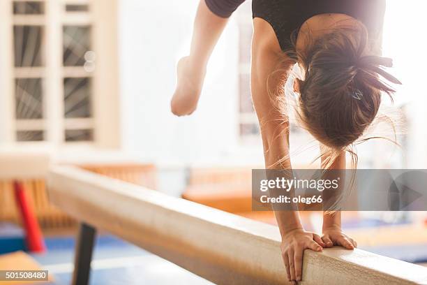 teen mädchen in einer sports hall - gymnastiek stock-fotos und bilder