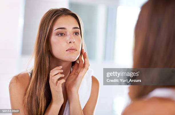judging beauty - anti veroudering stockfoto's en -beelden