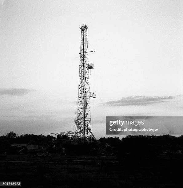 oil well sunset in east texas - longview, texas stock-fotos und bilder