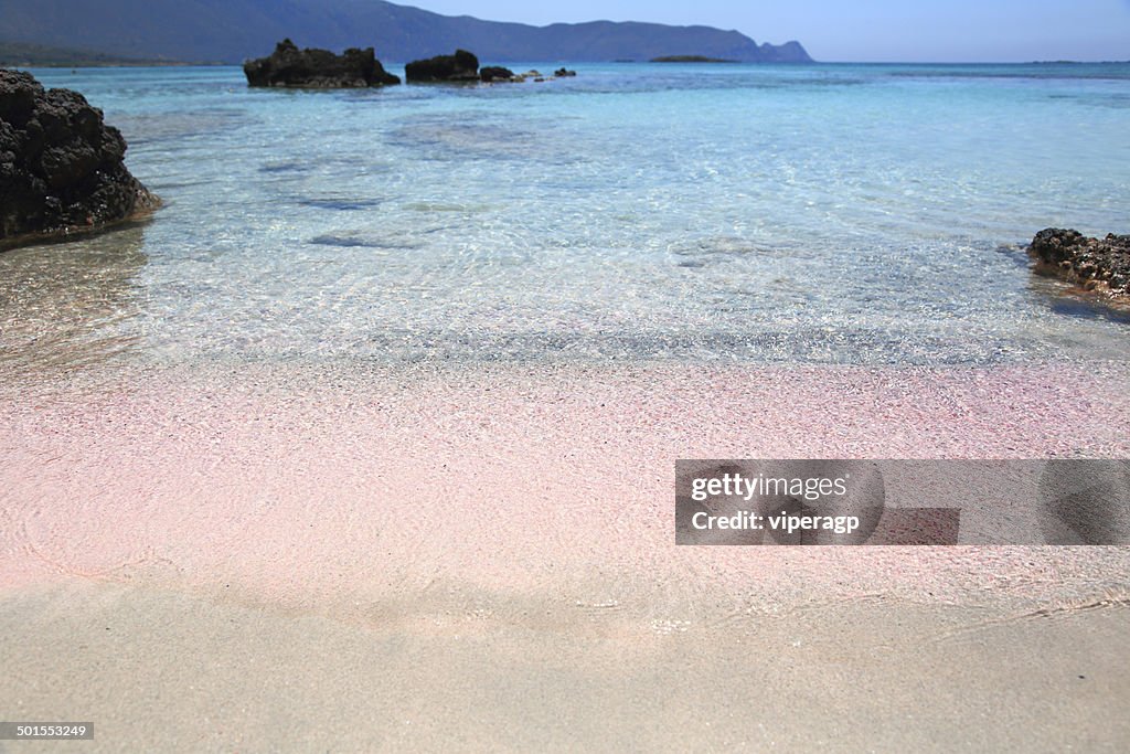 Plage de sable rose avec des eaux cristallines Elafonisi, Crète