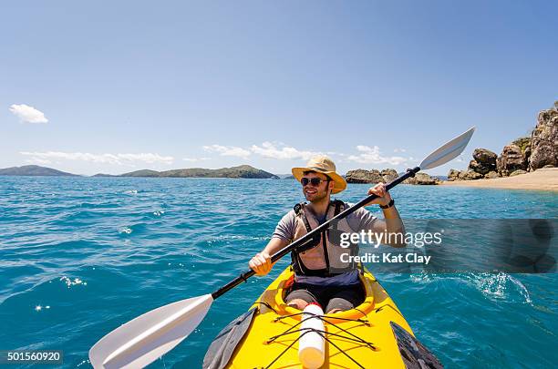 sea kayaking whitsundays - kayaking sul mare foto e immagini stock