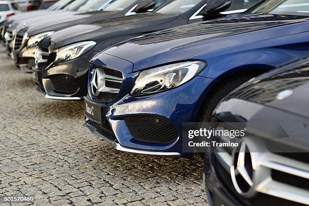 mercedes-benz cars in a row - mercedes benz stockfoto's en -beelden