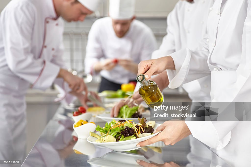 Chefs cuisiniers préparer des salades