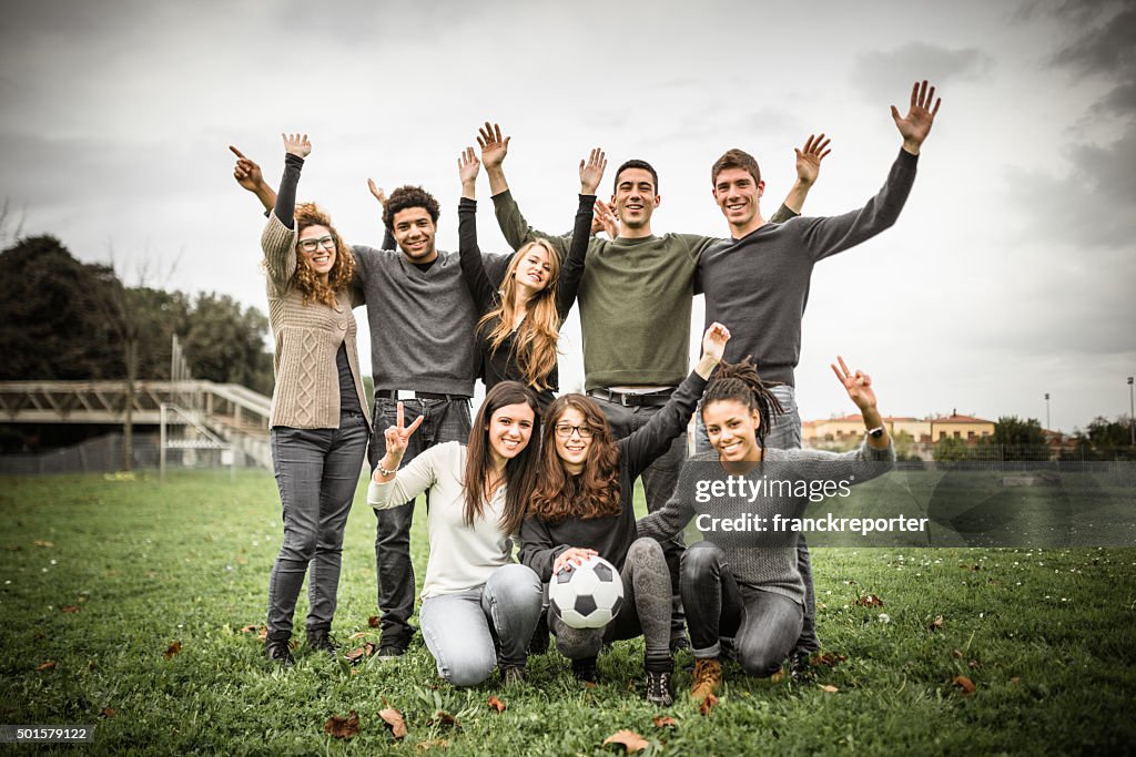 Gruppe der student posieren nach dem Spiel