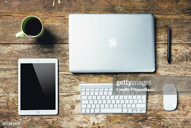 desktop essentials auf holztisch - macbook business stock-fotos und bilder