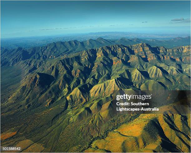 wilpena pound from the air, flinders ranges,south australia. - flinders ranges stockfoto's en -beelden