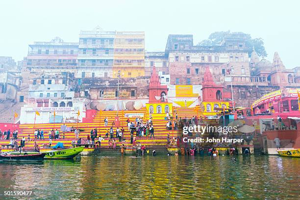 bathers on river ganges, varanasi, india - banaras ghat stock pictures, royalty-free photos & images