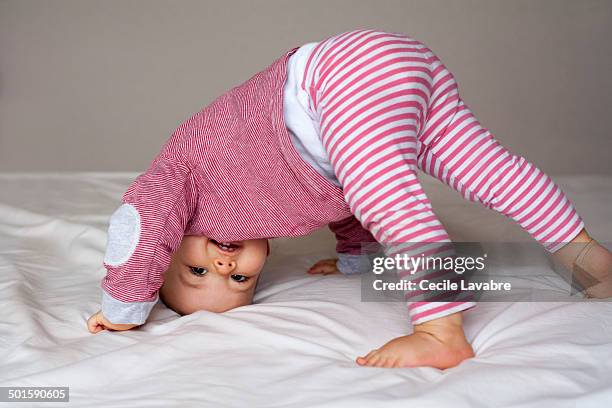 baby upside down - pyjama stockfoto's en -beelden