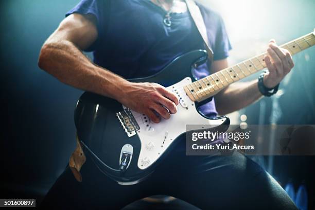 fazendo música para os fãs - tocadora de violão imagens e fotografias de stock