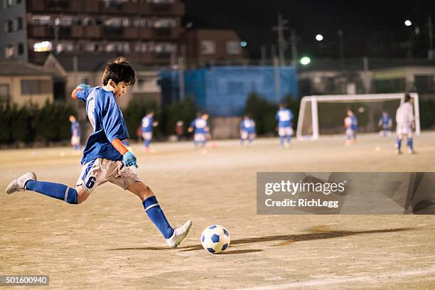 youth soccer player en tokio, japón - términos deportivos fotografías e imágenes de stock