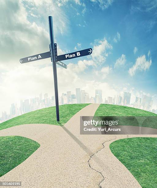a veces, las decisiones equivocadas llegar a los lugares adecuados - encrucijada en el camino fotografías e imágenes de stock