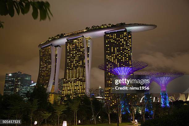 marina bay sands hotel, singapur - gardens by the bay stock-fotos und bilder