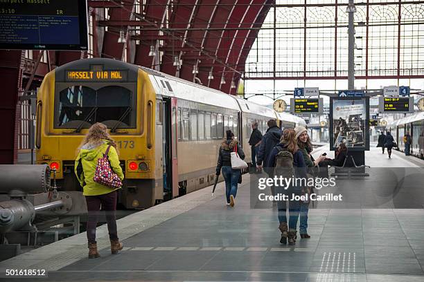 ベルギーアントワープ鉄道駅 - ハッセルト ストックフォトと画像