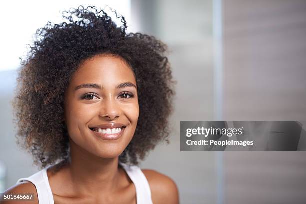 her beauty is refreshing - hair coils stockfoto's en -beelden