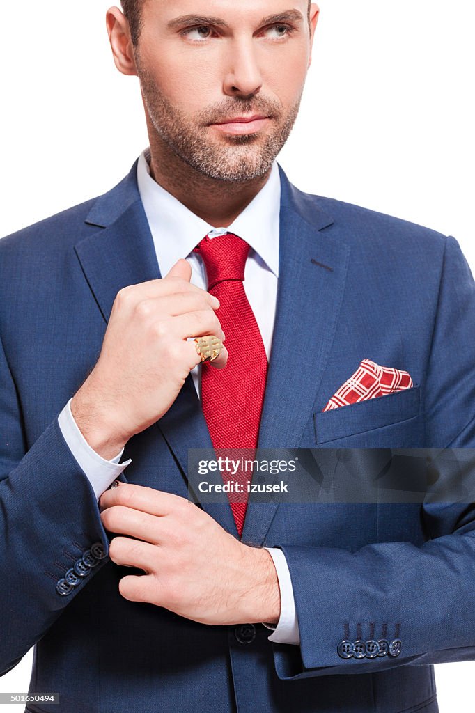Homme d'affaires portant costume élégant