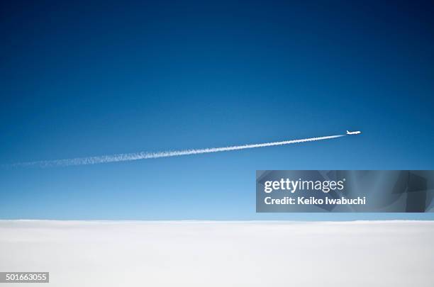 airplane above the cloud - vapor trail stock pictures, royalty-free photos & images