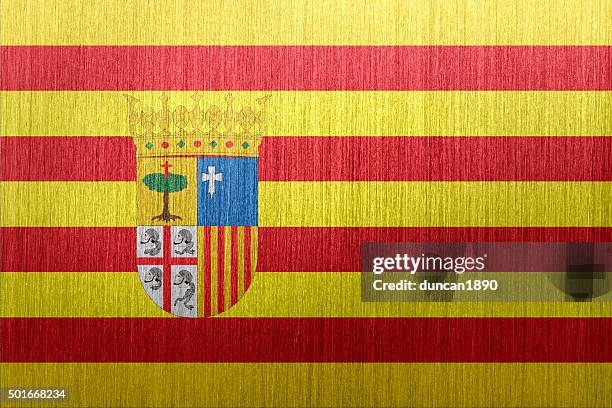 illustrations, cliparts, dessins animés et icônes de drapeau de l'aragon, espagne sur un fond en métal brossé - aragon