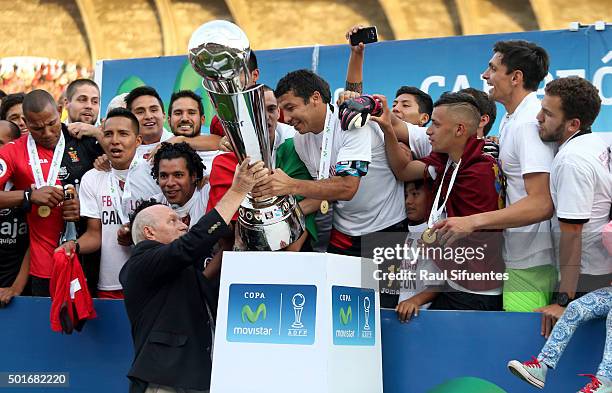 Ysrael Zuniga of FBC Melgar raises the trophy after winning a second leg final match between FBC Melgar and Sporting Cristal as part of Torneo...