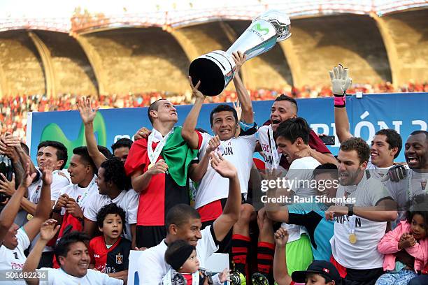 Ysrael Zuniga of FBC Melgar raises the trophy after winning a second leg final match between FBC Melgar and Sporting Cristal as part of Torneo...