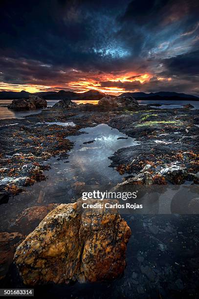 rocky sunset - revillagigedo island alaska stockfoto's en -beelden