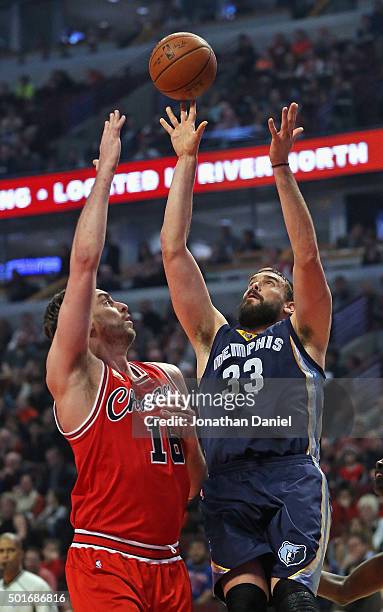 Marc Gasol of the Memphis Grizzlies shoots over his brother Pau Gasol of the Chicago Bulls at the United Center on December 16, 2015 in Chicago,...