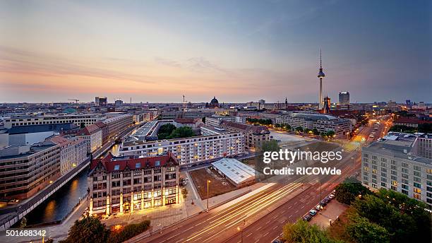 berlin skyline - berlin night stock-fotos und bilder