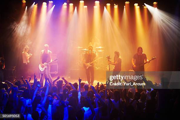 they've got the crowd in a musical trance - bands stockfoto's en -beelden