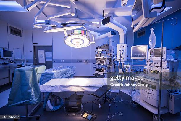 hospital vazio utilização de teatro com iluminação de cama - medical instrument imagens e fotografias de stock