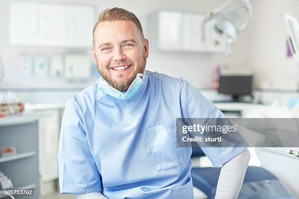 feliz dentista masculina retrato - dentista imagens e fotografias de stock
