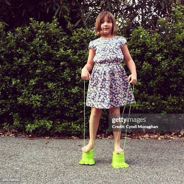 girl on stilts - échasses photos et images de collection