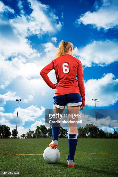 adolescente vista posterior con pelota de fútbol - american football pitch fotografías e imágenes de stock