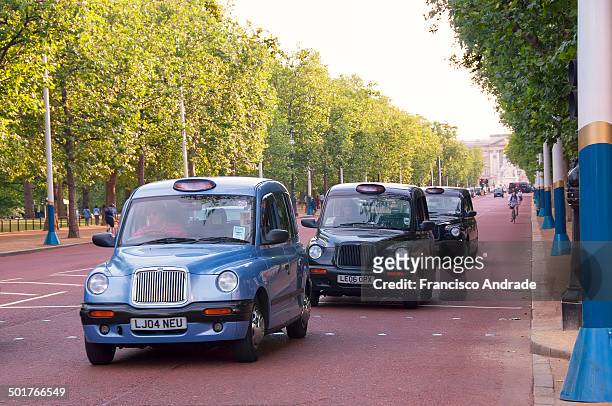 London Taxis Avenue in the Mall, London England. Taxis londrinos na Avenida the Mall, Londres Inglaterra
