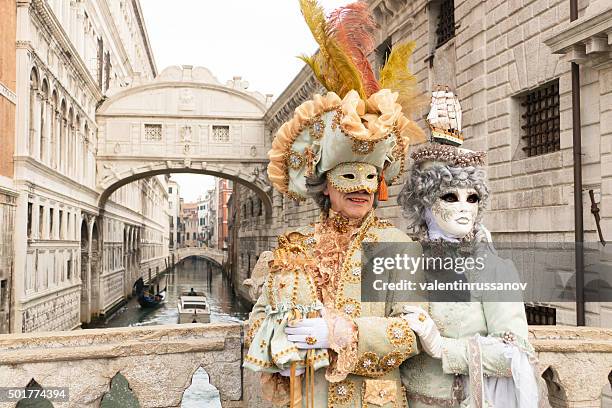 venetian pareja - carnaval de venecia fotografías e imágenes de stock