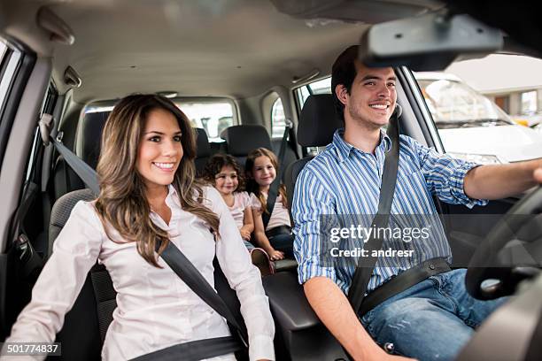 familia conducir un coche - kids inside car fotografías e imágenes de stock