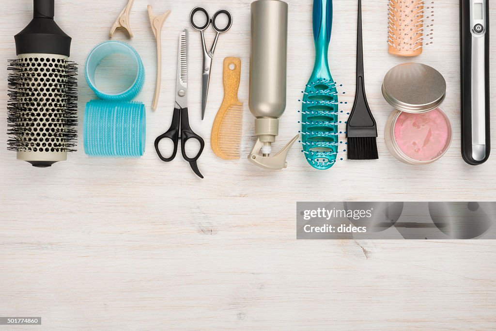 Ferramentas e acessórios para arranjos do cabelo profissional com copyspace na parte inferior