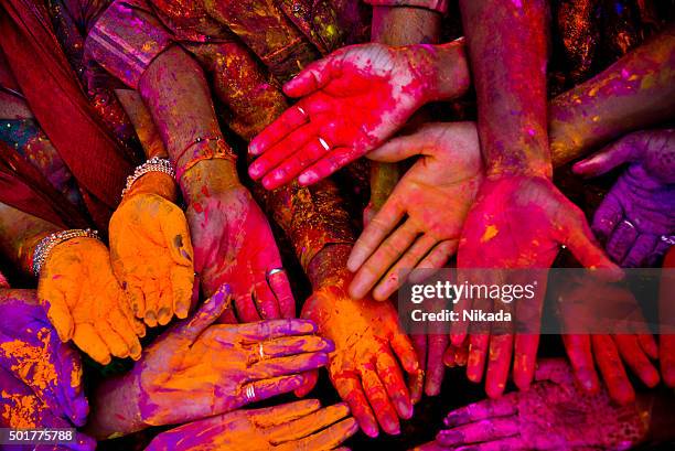 festivalhands holi na índia - colour festival imagens e fotografias de stock