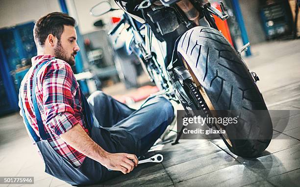 bike repair. - bike mechanic stockfoto's en -beelden