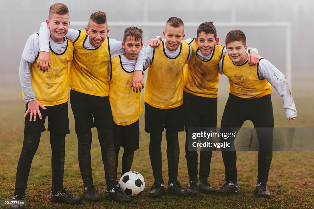 Kids Team Foto nach Fußball spielen.