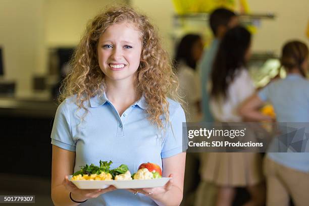 sexy high school student langsam von cafeteria speisen - unangenehmer geschmack stock-fotos und bilder