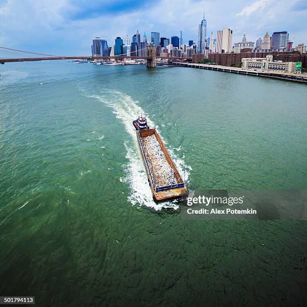 barge with garbage at the east river - barge 個照片及圖片檔