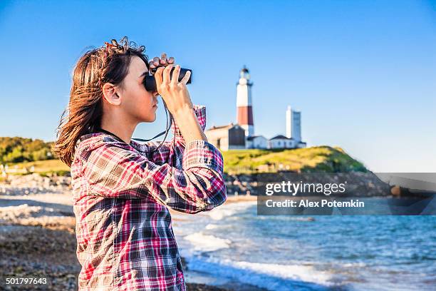 adolescente explorar mar con binocular - montauk point lighthouse fotografías e imágenes de stock