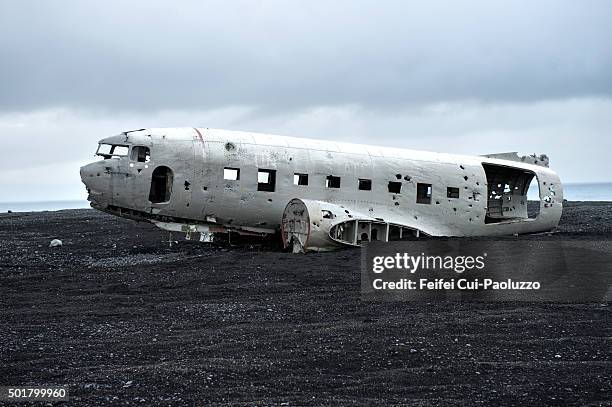 us navy dc plane wreck at solheimasandur near vik in south of iceland - plane crash site stock-fotos und bilder