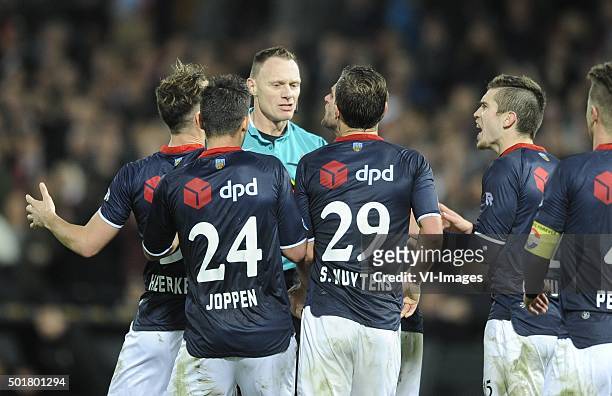 Grote woede bij Willem II richting scheidsrechter Ed Janssen nadat Dries Wuytens zijn tweede gele kaart krijgt voor het vasthouden van Michiel Kramer...