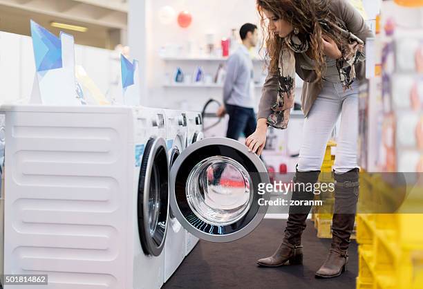 choosing new washing machine - buying washing machine stockfoto's en -beelden